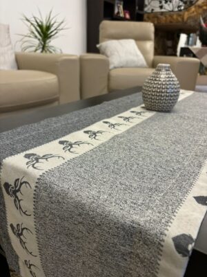 Chemin de table gris