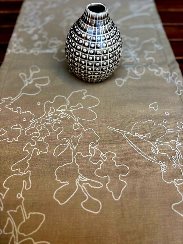 Chemin de table brodé