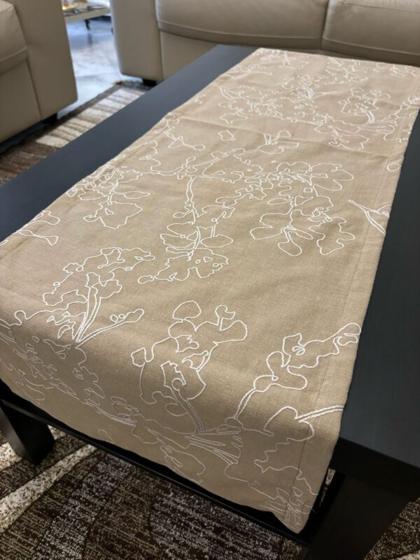 Chemin de table brodé