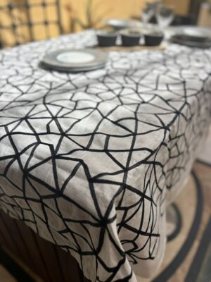 Nappe en lin blanc brodé