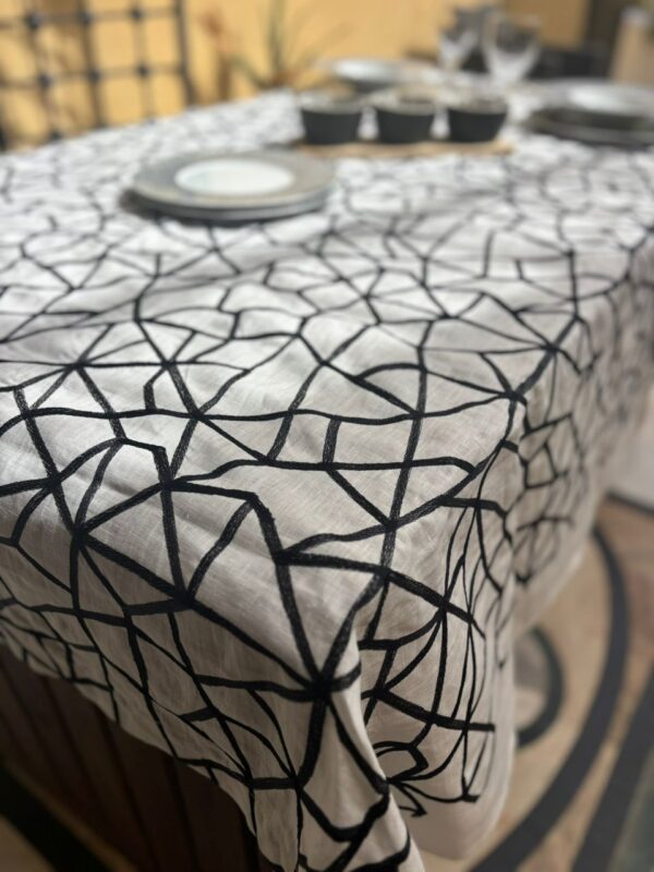 Nappe en lin blanc brodé