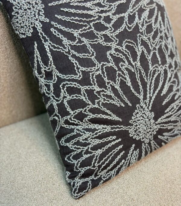 Housse en lin brodé