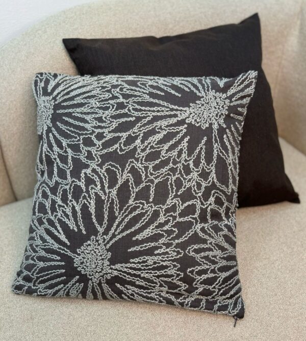 Housse en lin brodé