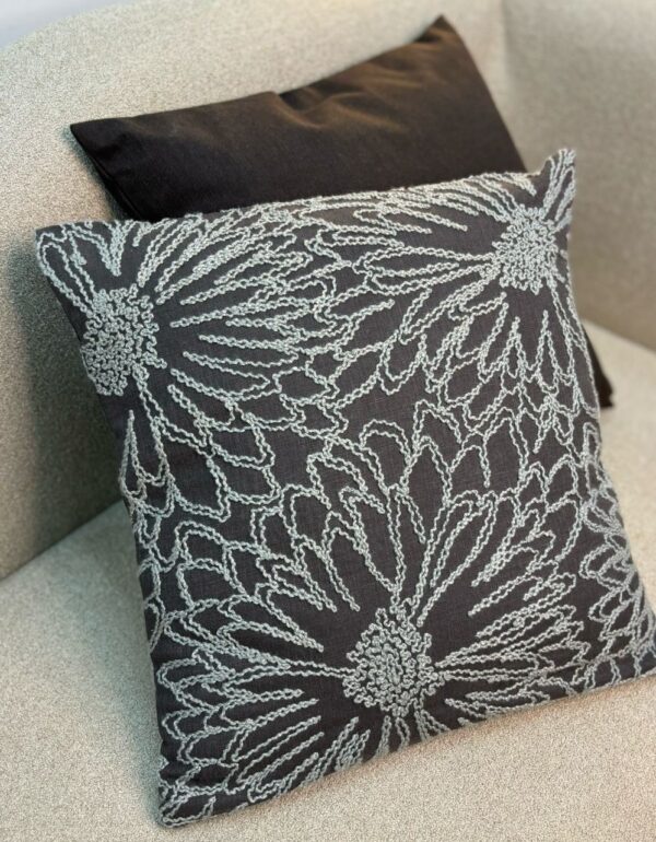 Housse en lin brodé