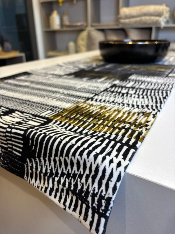 Chemin de table noir