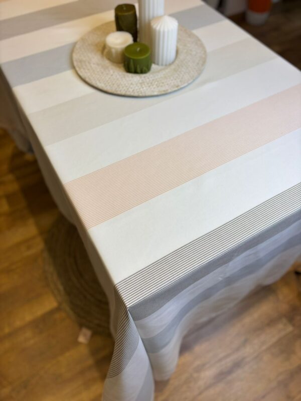 Nappe en lin  anti tache a rayure