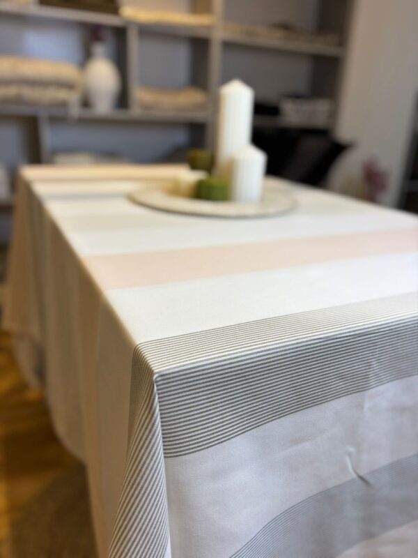 Nappe en lin  anti tache a rayure