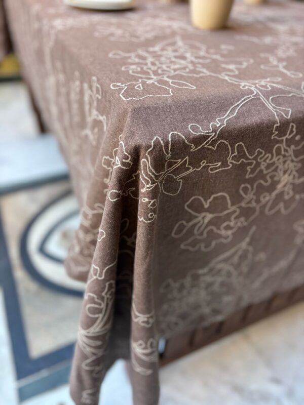 Nappe  en lin marron brodé