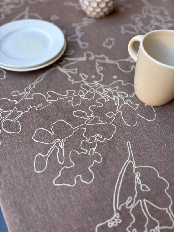 Nappe  en lin marron brodé