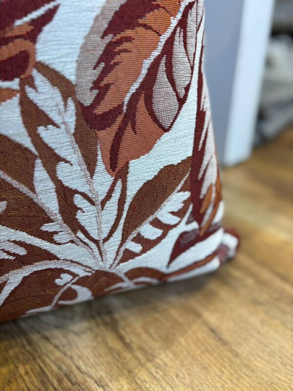 Coussin a fleur bordeau