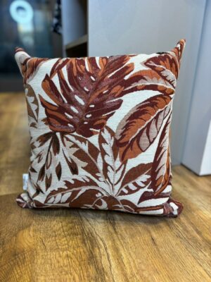 Coussin a fleur bordeau