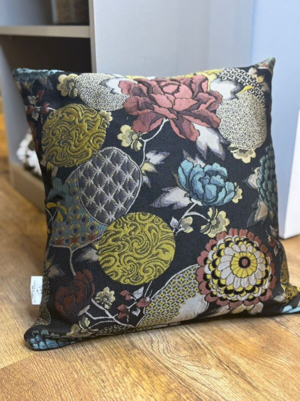 Coussin noir a motifs