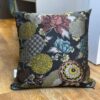 Coussin noir a motifs