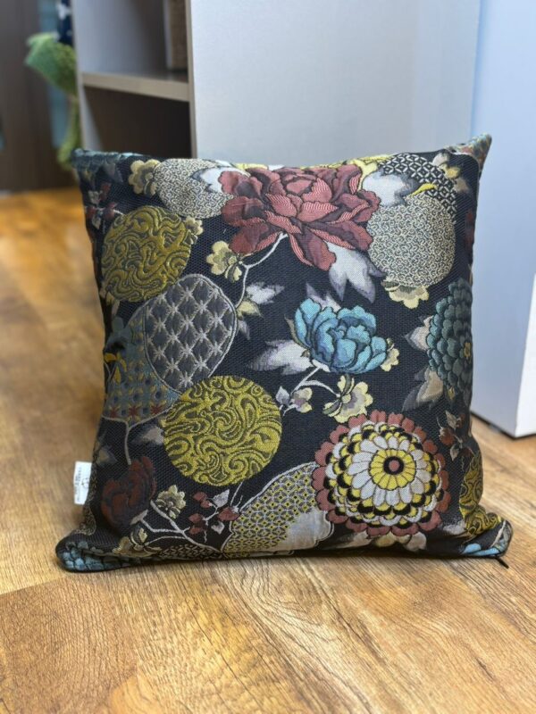 Coussin noir a motifs