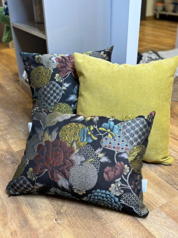 Coussin noir a motifs