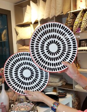 Assiette plate noire et rouge