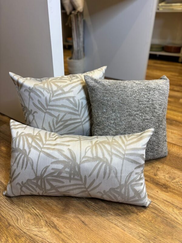 Coussin motifs feuille gris clair