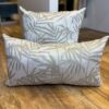 Coussin motifs feuille gris clair
