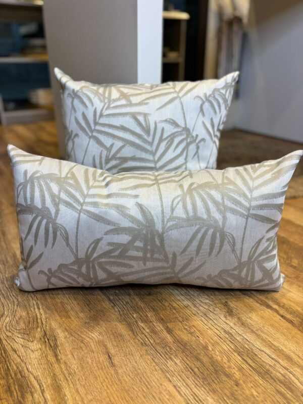 Coussin motifs feuille gris clair