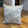Coussin motifs feuille gris clair